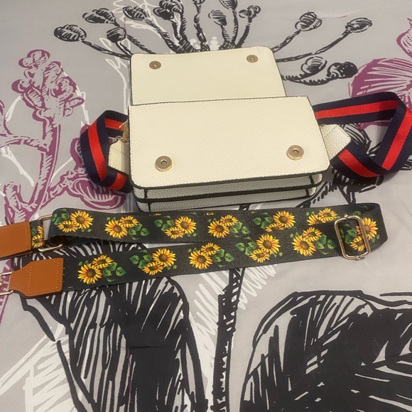 Gucci White Crossbody Bag with Floral Strap - Picture 1 of 3